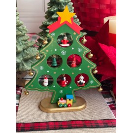 Árbol de madera verde con figuras colgantes