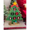Árbol de madera verde con figuras colgantes