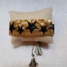 Brazalete dorado con estrella negra