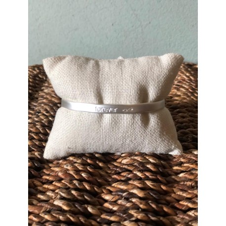 Brazalete plateado con «FOREVER» grabado