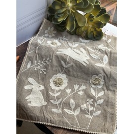 Camino de mesa beige bordado, conejos y flores blancas