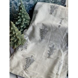 Camino de mesa fondo claro con arboles plateados