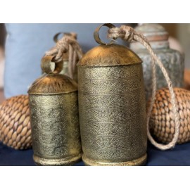 Campana dorada grabada mediana