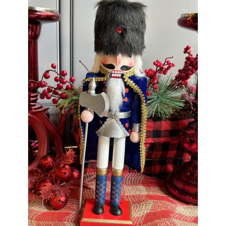 Cascanueces sombrero ingles capa azul