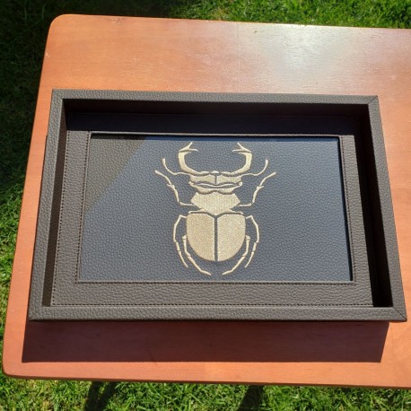 Charola de Buro Chocolate con Escarabajo Beige