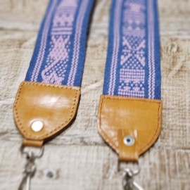Correa para bolsa o cámara hecha a mano color azul / rosa