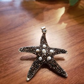Dije estrella marina gris con perla