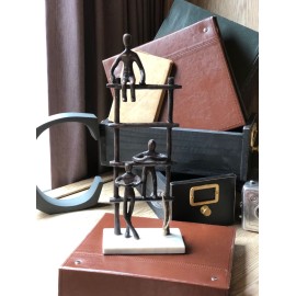 Escultura de Hombres en Escalera