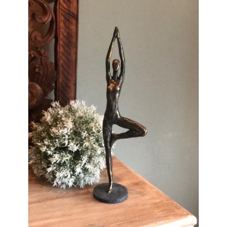Escultura yoga de pie