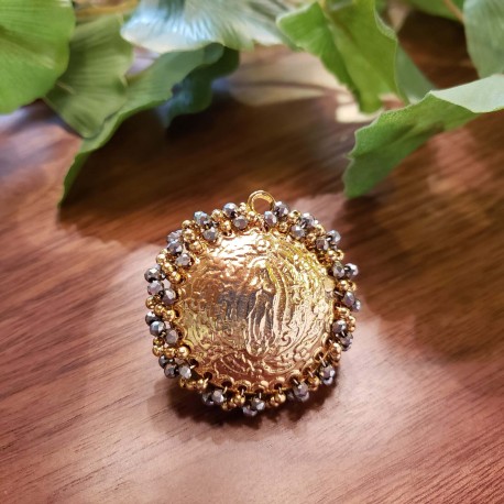 Medalla virgen redonda de volumen con perla gris con dorado