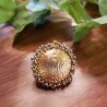 Medalla virgen redonda de volumen con perla gris con dorado