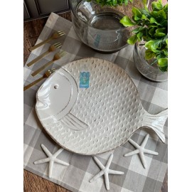 Platón de pescado con escamas blanco y beige