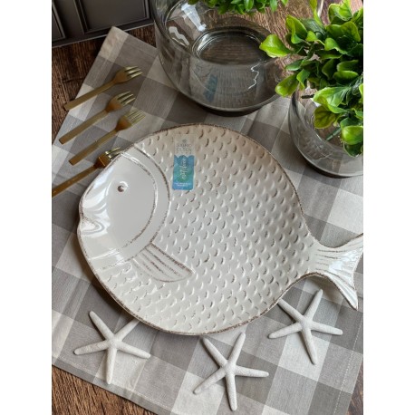 Platón de pescado con escamas blanco y beige