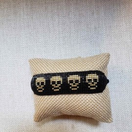 Pulsera calaveritas negra con dorado