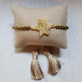 Pulsera estrella dorada con pompón